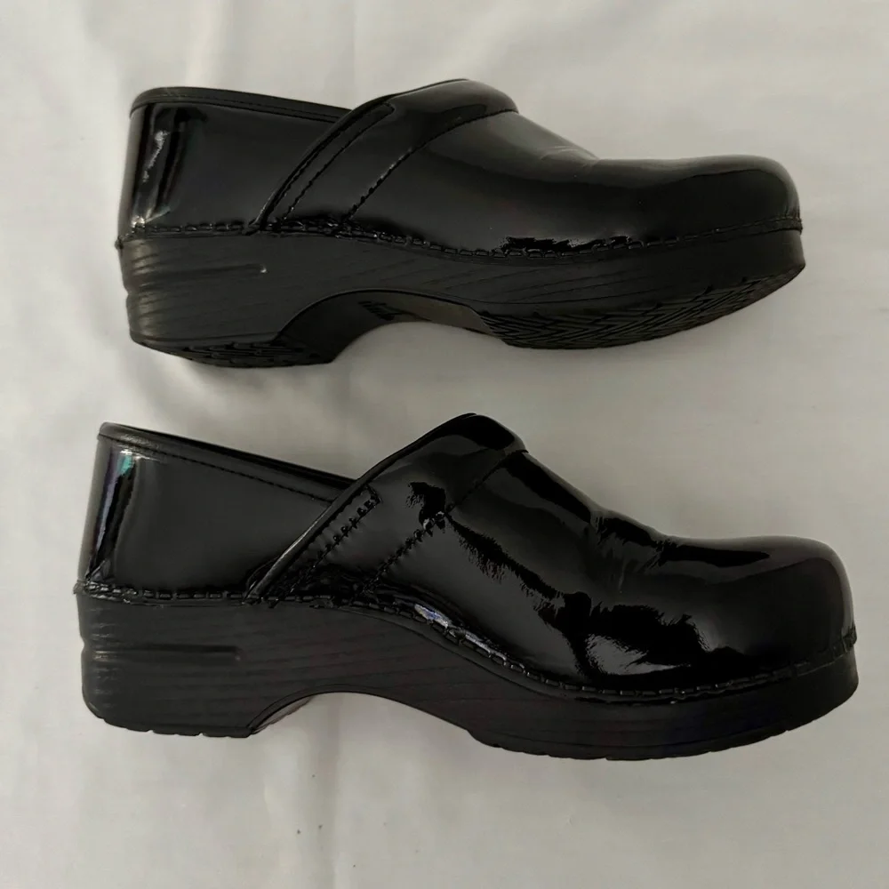 Dansko Black Patent Leather Staple Clogs Size 41 EUC - Picture 1 of 8